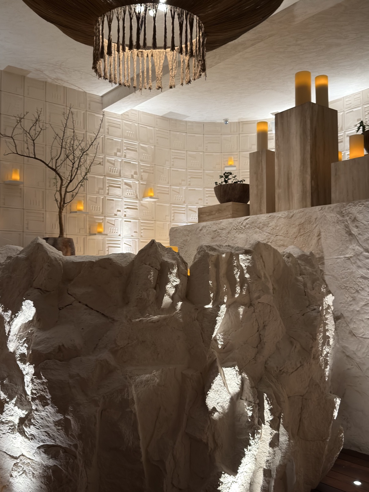 The entry wall: white rock, candle pillars, and patterned tile.